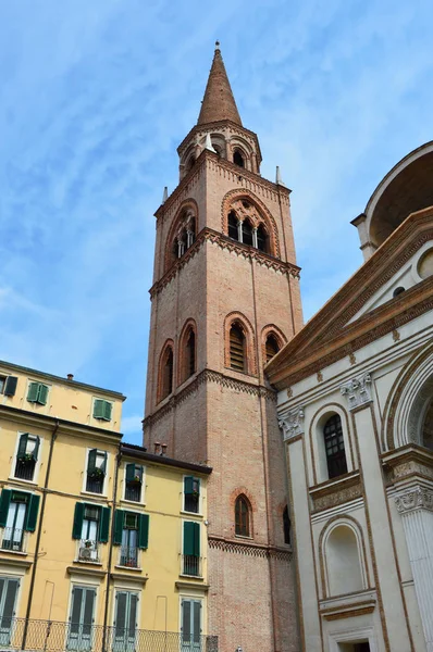 A basílica renascentista de Sant 'Andrea com o campanário em Mântua, Itália — Fotografia de Stock