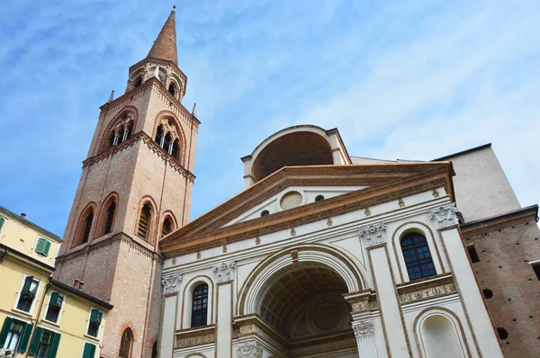 A basílica renascentista de Sant 'Andrea com o campanário em Mântua, Itália — Fotografia de Stock