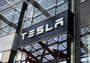 Milan, İtalya - 19 Temmuz 2017: Tesla Motors mağaza Piazza Gae Aulenti Square, Milano, İtalya