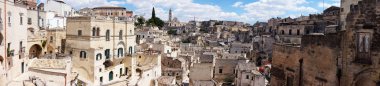 Harika panoramik manzaralı bir balkon tipik taş (Sassi di Matera) ve kilise Matera Unesco Avrupa başkenti kültür 2019 Matera, Basilicata, İtalya