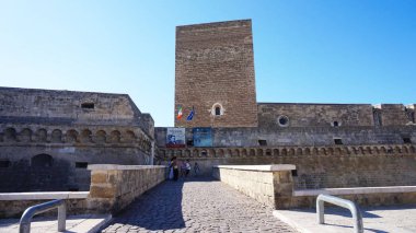 Bari, İtalya - 28 Temmuz 2017: giriş Norman-Swabian kale (Castello normanno-svevo) Bari metropolitan City, Apulia, İtalya