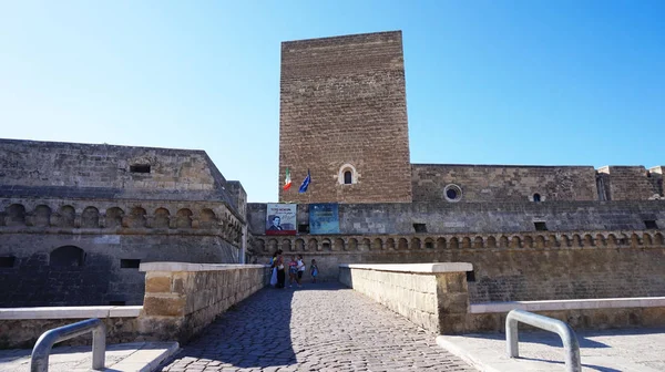 Bari, Itálie - 28. července 2017: vstup Norman-Swabian hrad (Castello normanno svevo) v Bari metropolitní město, Apulie, Itálie — Stock fotografie