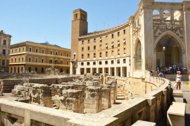 Lecce, İtalya - 2 Ağustos 2017: Roman amphitheater Sedile sarayları ve Lecce, Apulia, İtalya için Sant'Oronzo Meydanı'ına (Istituto Veneto delle Assicurazioni) Sarayı