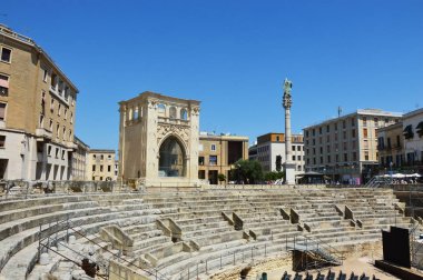 Lecce, İtalya - 2 Ağustos 2017: Roman amphitheater Sedile Sarayı ve sütun ile Sant'Oronzo heykel Lecce Sant'Oronzo Meydanı, Apulia, İtalya