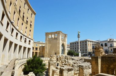 Lecce, İtalya - 2 Ağustos 2017: Roman amphitheater Sedile Sarayı ve sütun ile Sant'Oronzo heykel Lecce Sant'Oronzo Meydanı, Apulia, İtalya