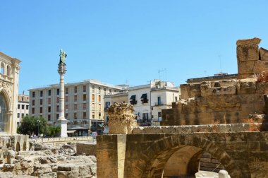 Sedile Sarayı ve sütun Sant'Oronzo heykel Lecce Sant'Oronzo Meydanı, Apulia, İtalya ile birlikte Roma amfi tiyatro