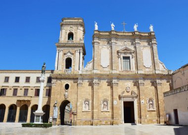 Brindisi, İtalya - 2 Ağustos 2017: Brindisi katedrale Piazza Duomo Meydanı, Brindisi, Apulia, İtalya