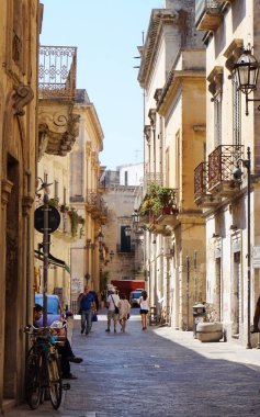 Lecce, İtalya - 2 Ağustos 2017: Görünüm eski rahat sokak Lecce, İtalya. Mimari ve landmark Lecce, İtalya