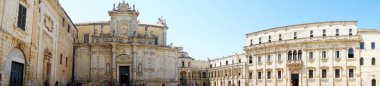 Lecce, İtalya - 2 Ağustos 2017: Panoramik Piazza del Duomo Lecce Katedrali ve Museo diocesano d'arte sacra Müzesi Lecce, İtalya ile kare