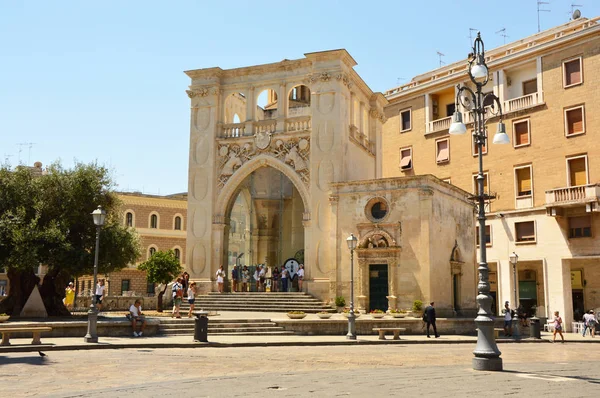 LECCE, ITÁLIA - 2 DE AGOSTO DE 2017: Palácio Sedile e igreja de São Marcos na Praça Sant 'Oronzo, Lecce, Apúlia, Itália — Fotografia de Stock