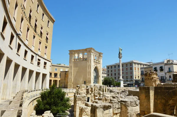 LECCE, ITÁLIA - AGOSTO 2, 2017: Anfiteatro romano com palácio Sedile e a coluna com estátua de Sant 'Oronzo na Praça Lecce Sant' Oronzo, Apúlia, Itália — Fotografia de Stock