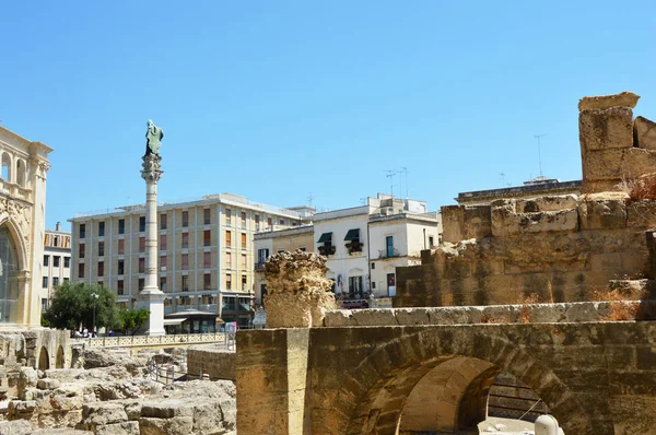 Sedile Sarayı ve sütun Sant'Oronzo heykel Lecce Sant'Oronzo Meydanı, Apulia, İtalya ile birlikte Roma amfi tiyatro