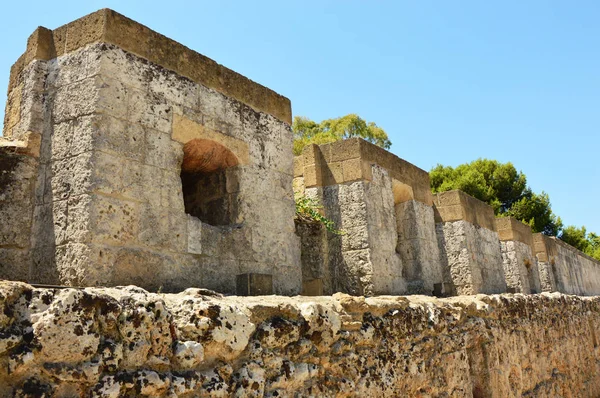罗马调迁和沉降罐结束了布林迪西，阿普利亚，意大利的罗马渡槽 — 图库照片