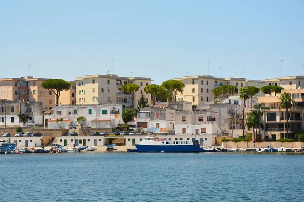 Água azul do porto de Brindisi com navios, Apúlia, Itália — Fotografia de Stock