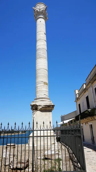 Oude Romeinse kolom, die een bezienswaardigheid van Brindisi, Puglia, Italië is — Stockfoto