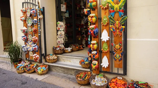 Lecce, İtalya - 2 Ağustos 2017: el sanatları Hediyelik eşya dükkanında eski rahat Lecce, İtalya'da sokak. Mimari ve landmark Lecce, İtalya 