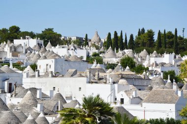 Alberobello trulli çatılar ve teraslar, Apulia Bölgesi, Güney İtalya ile muhteşem görünümü