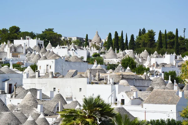 Alberobello trulli çatılar ve teraslar, Apulia Bölgesi, Güney İtalya ile muhteşem görünümü