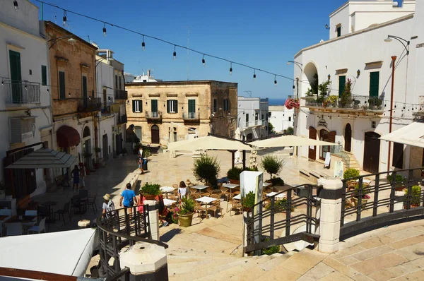 OSTUNI, ITALIA - 31 LUGLIO 2017: Piazza principale nel centro di Ostuni in Puglia, Sud Italia — Foto Stock