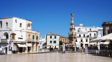 Ostuni, İtalya - 31 Temmuz 2017: Ana meydanda Merkezi Ostuni Apulia, Güney İtalya