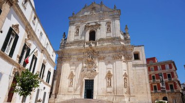 Piazza del Plebiscito Saint Martin Bazilikası'nın ve Palazzo della Corte Sarayı ile kare Martina Franca, İtalya