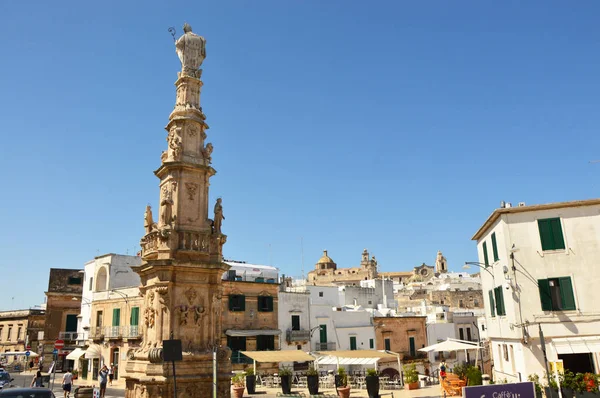 OSTUNI, ITALIA - 31 DE JULIO DE 2017: Plaza principal en el centro de Ostuni en Apulia, sur de Italia — Foto de Stock