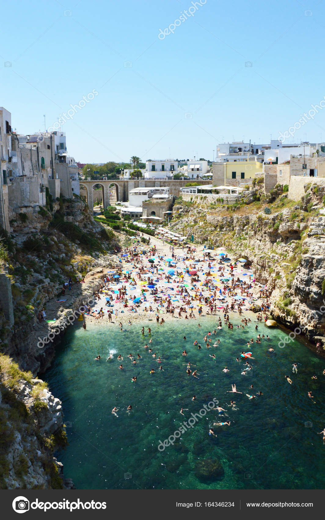 Vista Aerea Di Polignano A Mare Spiaggia E Scogliere Puglia