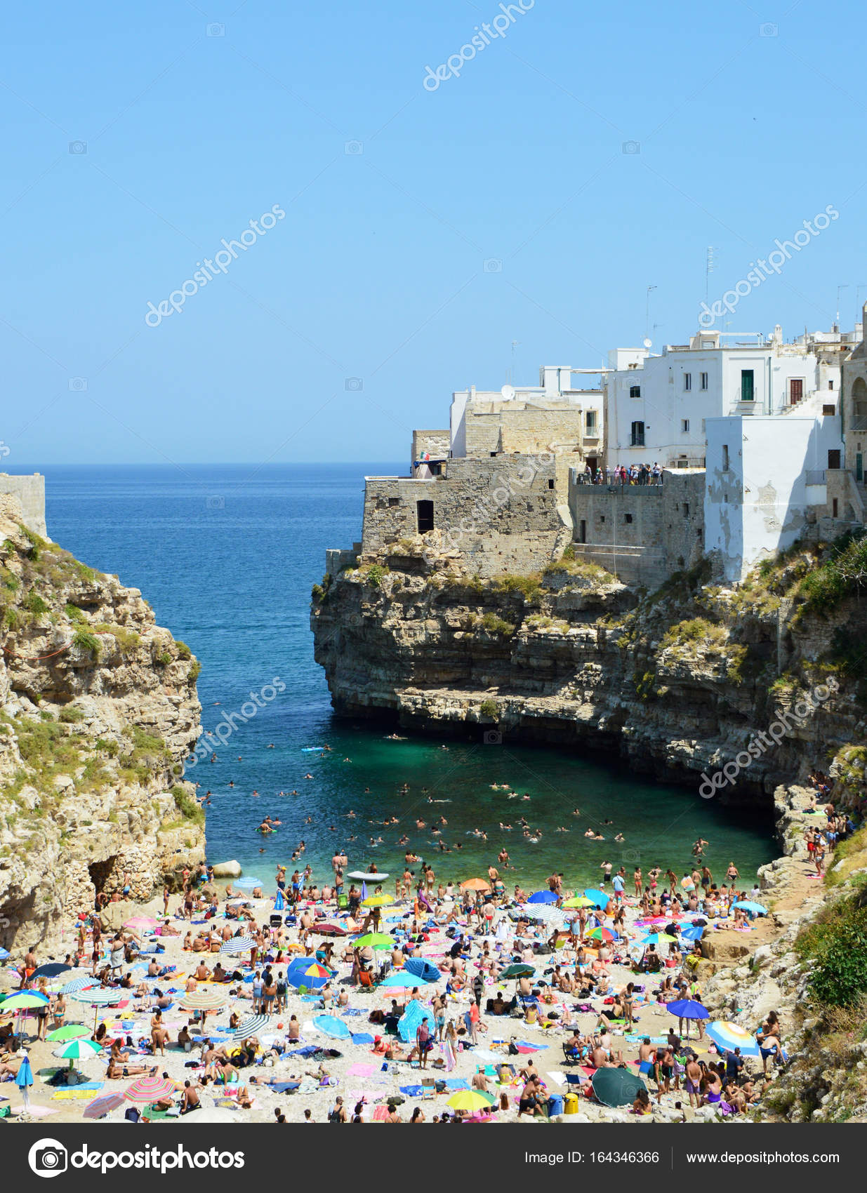 Vista Aerea Di Polignano A Mare Spiaggia E Scogliere Puglia