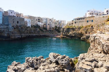 Polignano cliff kayalar ve Akdeniz mare köyü. Deniz için Apulia şehir taşkın binalarda. İtalyan deniz manzarası.