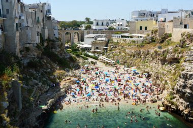 Gök olayları görüntülemek Polignano a mare beach ve kayalıklarla, Apulia, Güney İtalya