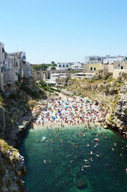 Gök olayları görüntülemek Polignano a mare beach ve kayalıklarla, Apulia, Güney İtalya