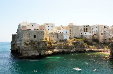 Polignano cliff kayalar ve Akdeniz mare köyü. Deniz için Apulia şehir taşkın binalarda. İtalyan deniz manzarası.