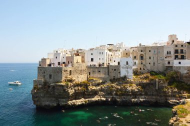 Polignano cliff kayalar ve Akdeniz mare köyü. Deniz için Apulia şehir taşkın binalarda. İtalyan deniz manzarası.
