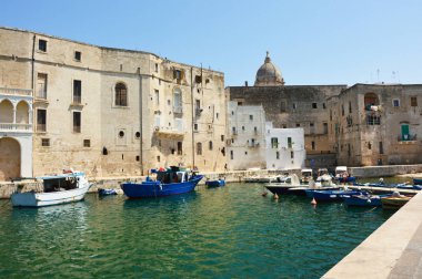 Monopoli liman ile tarihi kent merkezine ve tekneler