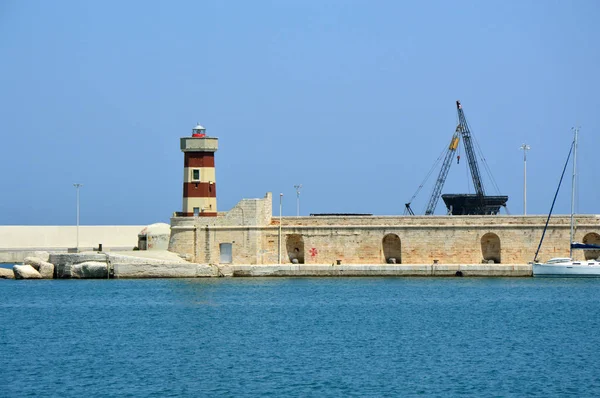 Туристический порт Монополи с маяком, Апулия, Италия — стоковое фото