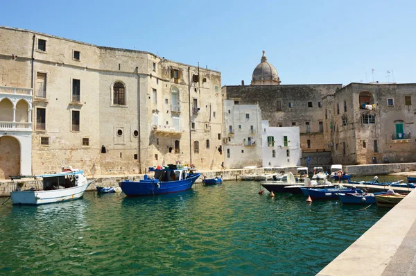 Monopoli liman ile tarihi kent merkezine ve tekneler