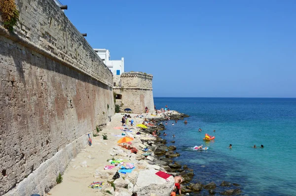 People on the beach summertime on Adriatic sea, Monopoli, Italy — Stock Photo, Image