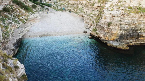 Veduta aerea di Polignano a mare spiaggia e scogliere, Puglia, Italia meridionale — Foto Stock