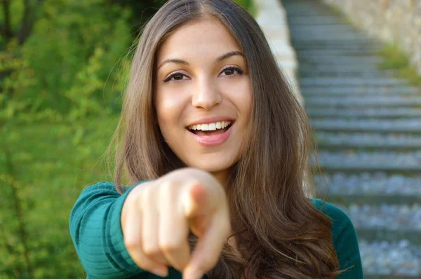 Menina sorridente apontando o dedo para a câmera e o sorriso dos dentes, foco em seu rosto — Fotografia de Stock