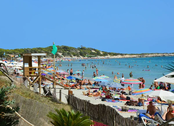 IBIZA, ESPAÑA - 1 DE SEPTIEMBRE DE 2016: increíble agua cristalina de la playa de Cala Bassa con sombrillas y sillas de playa, Ibiza, España — Foto de Stock