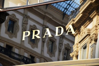 Milan, İtalya - 7 Eylül 2017: Prada mağaza logo içinde Galleria Vittorio Emanuele II, Milan 