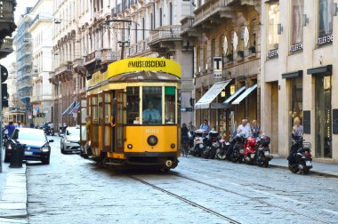 Milan, İtalya - 7 Eylül 2017: vintage sarı tramvay Milano sokak, Milan, İtalya'nın tipik sokaktan görüntülemek 