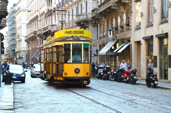 Milan, İtalya - 7 Eylül 2017: vintage sarı tramvay Milano sokak, Milan, İtalya'nın tipik sokaktan görüntülemek 