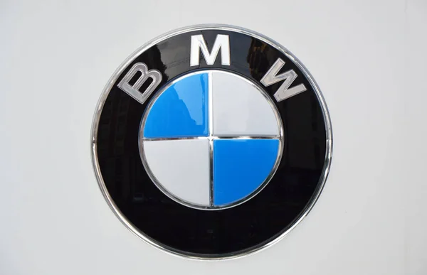 Mediolan, Włochy - 7 września 2017: Bmw logo, Bmw jest luksus niemiecki pojazd, sportowy samochód, motocykl i silnik produkcji firma założona w 1916 — Zdjęcie stockowe