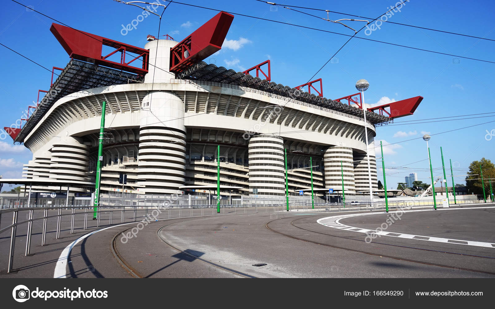 ミラノ, イタリア - 2017 年 9 月 13 日: スタディオ ・ ジュゼッペ ・ メアッツァ一般的サン ・ シーロ、として知られているである イタリア、ミラノのサン ・ シーロ地区サッカー スタジアム ホームの AC ミラン、インテル ・ ミラノ —  ストック編集用写真©sergio_pulp ...