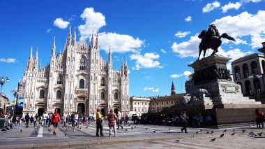 Milan, İtalya - 12 Eylül 2017: Piazza del Duomo Meydanı turistler gök mavisi e beyaz bulutlar, Milan, İtalya ile güneşli gün ile