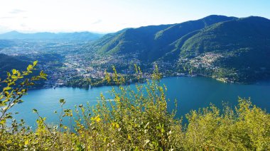 Como Gölü manzarası. Cernobbio Köyü, ağaçlar, su ve dağlar. İtalya, Avrupa.