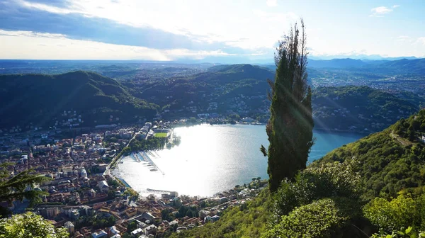 Niesamowity widok na jezioro Como Brunate, panoramiczny widok na jezioro i miasto Como z promieniami odbicia na powierzchni jeziora Como, Lombardia, Włochy — Zdjęcie stockowe