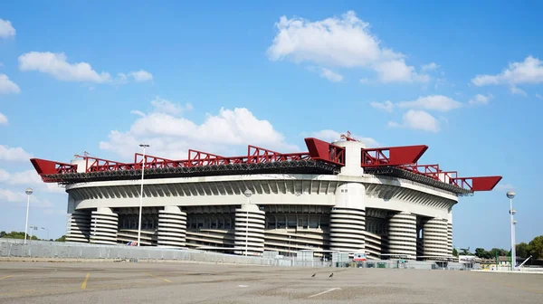 Milan, İtalya - 13 Eylül 2017: Stadio Giuseppe Meazza yaygın San Siro bilinen bir futbol stadyumu San Siro Ritz Milan, İtalya, ev A.C. Milan ve Inter Milan olan biri