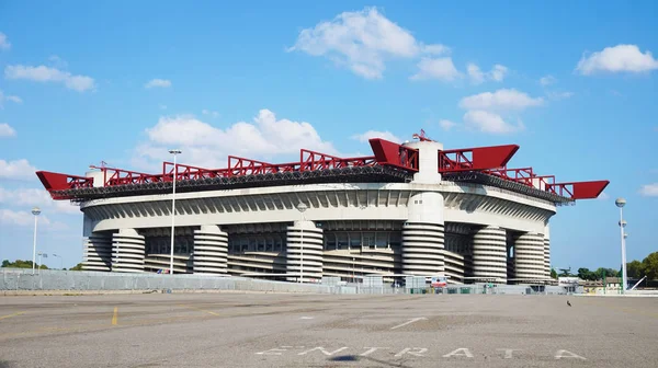 Milan, İtalya - 13 Eylül 2017: Stadio Giuseppe Meazza yaygın San Siro bilinen bir futbol stadyumu San Siro Ritz Milan, İtalya, ev A.C. Milan ve Inter Milan olan biri